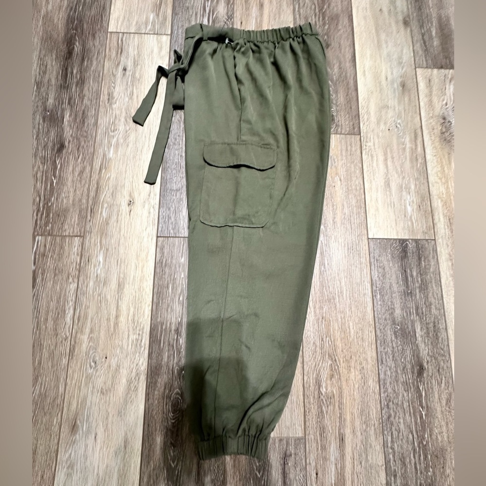 Soho Apparel green pants with New condition.